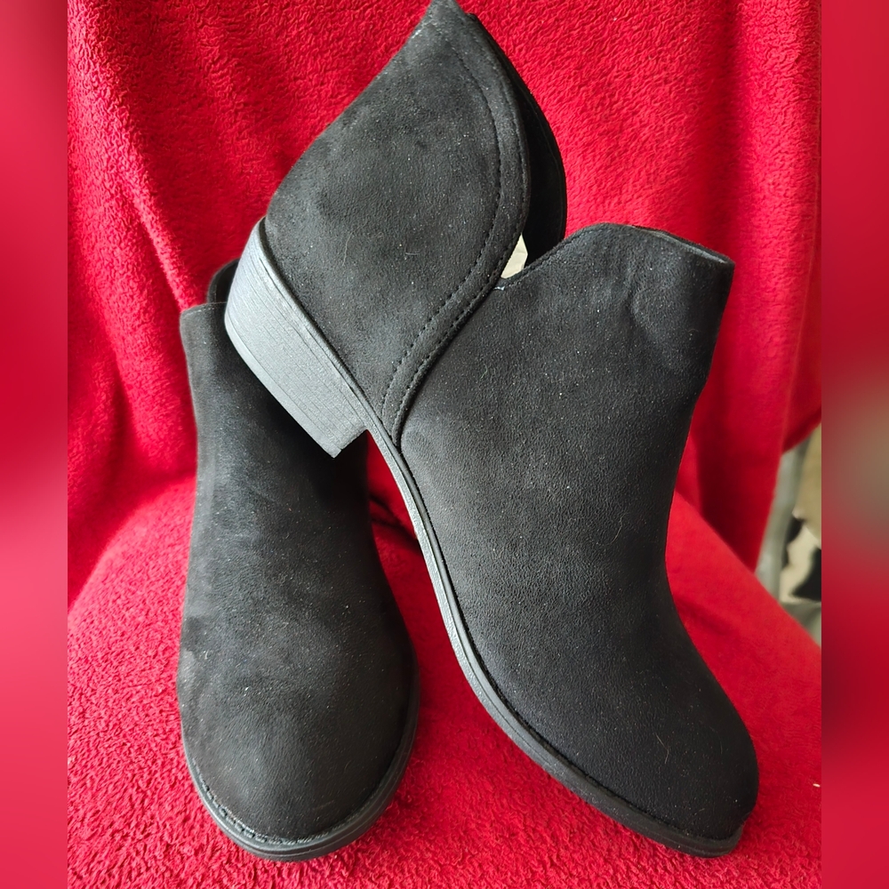 Journee Collection Livvy Zip-up Booties in faux suede